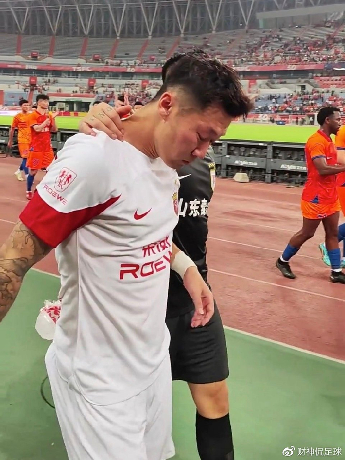 爱看球-基达菲队员精彩表现赢得球迷掌声！(巴黎奥运会中国运动员励志事迹加精神)  第1张